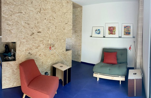 Stadionbuurt Apartment | Houseboat with private studio near downtown and Rai in the middle of urban greenery