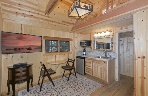 Ridgewood House | Houston Camp By Tahoe Getaways - Four Luxury Cabins and Hot Tub