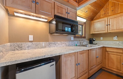 Ridgewood House | Houston Camp By Tahoe Getaways - Four Luxury Cabins and Hot Tub