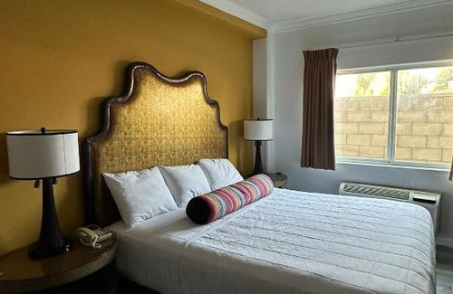 Bakersfield Hotel | Howard Johnson by Wyndham Bakersfield