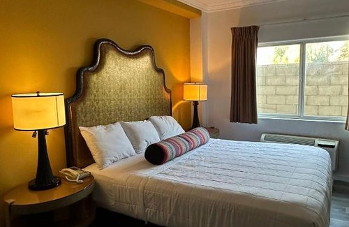 Bakersfield Hotel | Howard Johnson by Wyndham Bakersfield