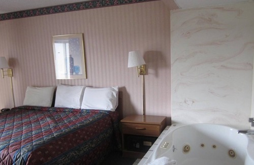 Fair Plain Hotel | Howard Johnson by Wyndham Benton Harbor/St. Joseph