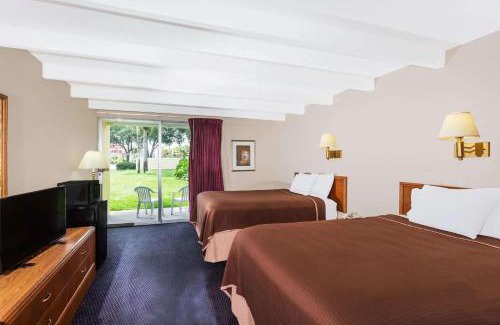 Vero Beach Hotel | Howard Johnson by Wyndham Vero Beach / Downtown