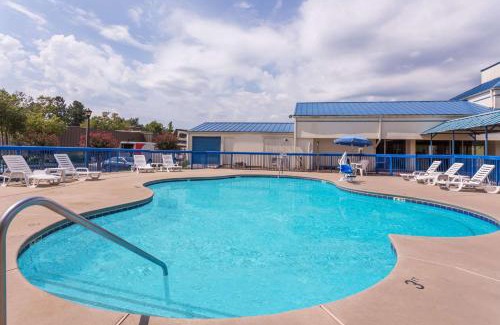 Commerce Hotel | Howard Johnson by Wyndham Commerce GA