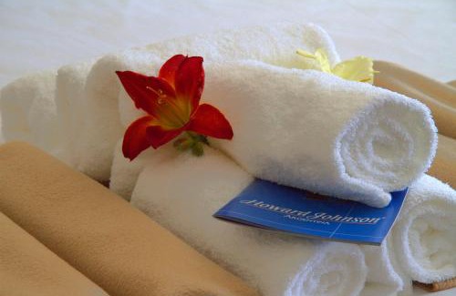 Carilo Hotel | Howard Johnson Hotel & Convention Center Madariaga - Carilo