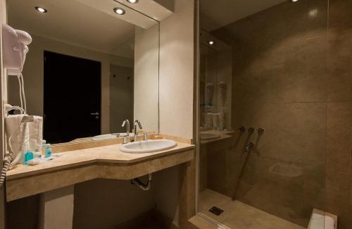 Carilo Hotel | Howard Johnson Hotel & Convention Center Madariaga - Carilo