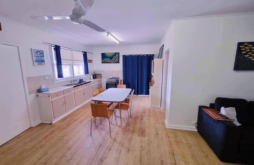 Lake Wangary House | "HOWSTHASERENITEE" Coffin Bay. House with bay views