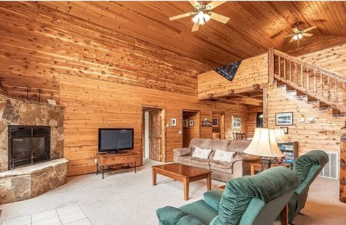 Eureka Springs Cabin | Huckleberry Ridge Log Cabin in Eureka Springs