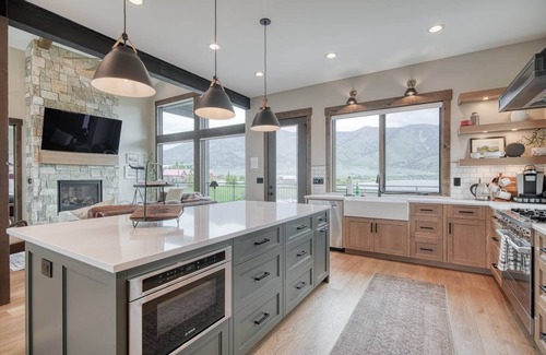 Island Park House | Hudson's Hideaway WATERFRONT Cabin 5B 5.5BA