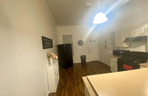 Downtown Baltimore Apartment | HUGE 2 Bedroom Apt w/king bed, FREE Street Parking