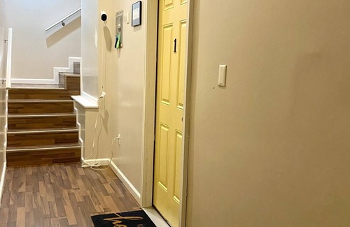 Downtown Baltimore Apartment | HUGE 2 Bedroom Apt w/king bed, FREE Street Parking