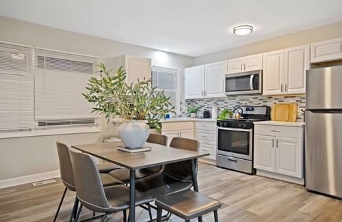 Des Plaines House | Huge 4BR w/Yard | Sleeps 8 | LCP Collection