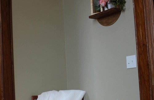 Conway Springs Cabin | HUGE 5-bedroom house, w/large living spaces in quiet small town