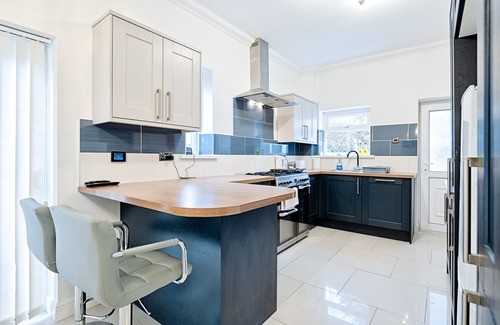 Bon-y-maen House | Huge 5 bedroom home, Off road parking, 2 En-suites