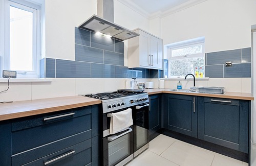 Bon-y-maen House | Huge 5 bedroom home, Off road parking, 2 En-suites