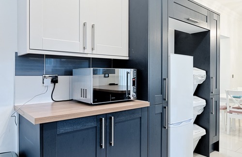 Bon-y-maen House | Huge 5 bedroom home, Off road parking, 2 En-suites