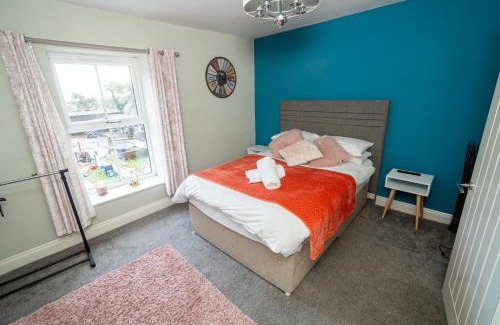 Bon-y-maen House | - Huge - 5-bedroom home & Private Gym by Tailored Accommodation