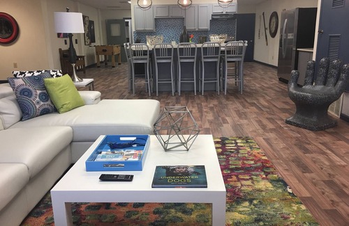 Downtown Memphis Condo | HUGE 5000 sqft condo - 2 blocks Beale, 10 beds 2king & 8queen, 3 bath, prkng lot