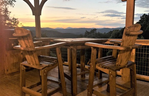 Boone House | HUGE Decks, Long Range Views, PickleBall, 5 Bedrms, 3 with King Beds, 5.5 Baths