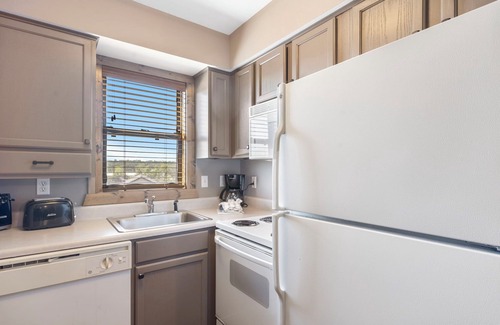 Indian Point Condo | Huge Family Unit with a Spectacular Lake View! Resort Amenities, Ticket & Golf Deals!