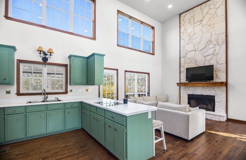 Lincolnton House | HUGE HOME ON LAKEFRONT W/DEEPWATER DOCK! nnFamily, pet, and kid friendly!