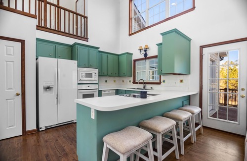 Lincolnton House | HUGE HOME ON LAKEFRONT W/DEEPWATER DOCK! nnFamily, pet, and kid friendly!