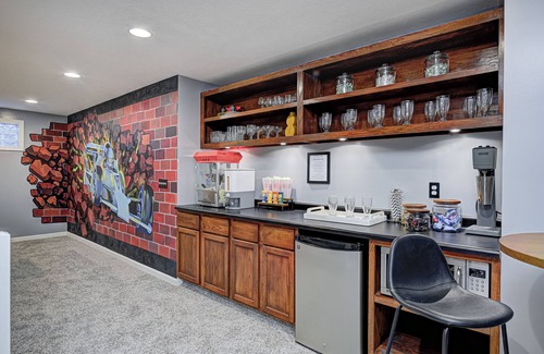 Maxwell House | HUGE Home w/Movie Room, Pool Table & Arcade Games