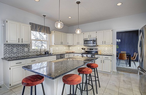 Maxwell House | HUGE Home w/Movie Room, Pool Table & Arcade Games