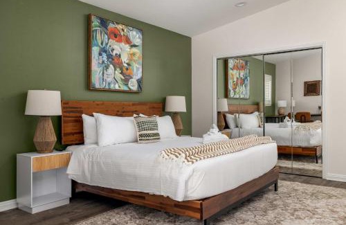 Bay Park House | Huge House with Pool! Sleeps 16 - BBQ - Shuffleboard