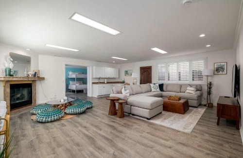 Bay Park House | Huge House with Pool! Sleeps 16 - BBQ - Shuffleboard