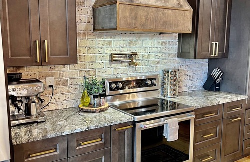 Kodak Cabin | Huge Mountains ⛰ Wheelchair Accessible, Sauna, Hot-tub, Pool table, Fire pit