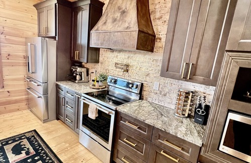 Kodak Cabin | Huge Mountains ⛰ Wheelchair Accessible, Sauna, Hot-tub, Pool table, Fire pit