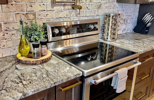 Kodak Cabin | Huge Mountains ⛰ Wheelchair Accessible, Sauna, Hot-tub, Pool table, Fire pit