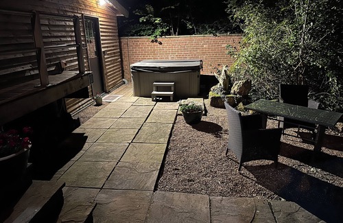 East Drayton Cabin | Huge open plan Log Cabin in Weston, Newark hot tub WiFi wood stove pets parking