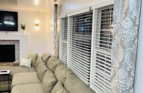 Concord House | Huge Private Pool/Large Fenced Yard/Firepit/Luxury/Walk to Gibson Mill