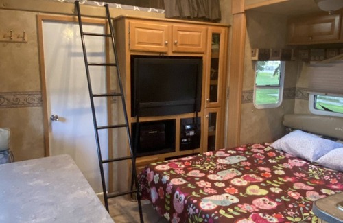 Powell House | Huge RV in a quiet, country location, Sleeps 8-12.