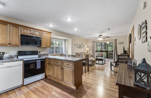 Indian Point Condo | HUGE Screened-In Deck + Pebble Beach + Trails