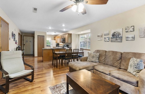 Indian Point Condo | HUGE Screened-In Deck + Pebble Beach + Trails