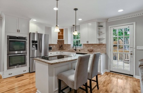 Lilburn House | HUGE & Secluded Home ,9 full beds 30min from CITY