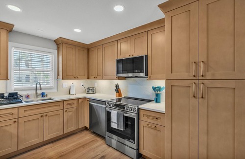 Bay Esplanade Cottage | HUGE Spa- Quick Walk to the BEACH - 2 Family Rooms - Screened Patio