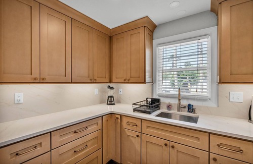Bay Esplanade Cottage | HUGE Spa- Quick Walk to the BEACH - 2 Family Rooms - Screened Patio
