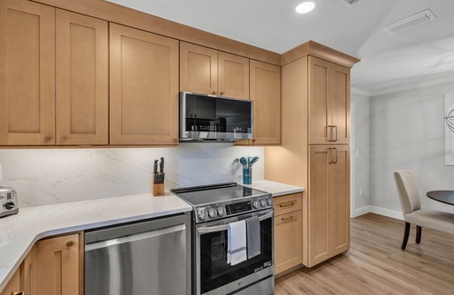 Bay Esplanade Cottage | HUGE Spa- Quick Walk to the BEACH - 2 Family Rooms - Screened Patio