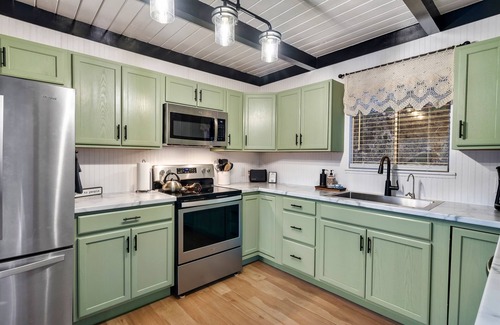 Chalet Village Ski Chalet | HUGE SUMMER SALE! 3 Pools! 1mi to GSMNP, Downtown & Ober! Mtn Views! Hot Tub!