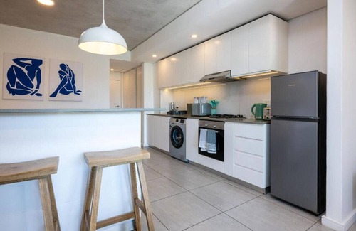 Hillhead Apartment | Hugos Seaside Haven E210