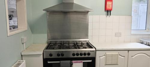 Hull House | Hull Contractor Lodge-Sleeps 10, Free Parking, Near Stadium