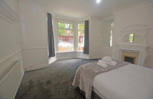 Hull House | Hull Contractor Lodge-Sleeps 10, Free Parking, Near Stadium