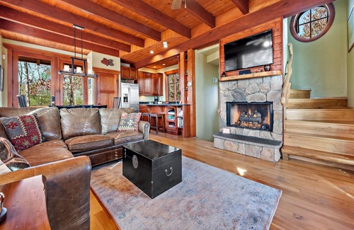 Nebo Cabin | Hully Gully | Luxury Cabin with Hot Tub, Year-round Views & Access to Lake James!