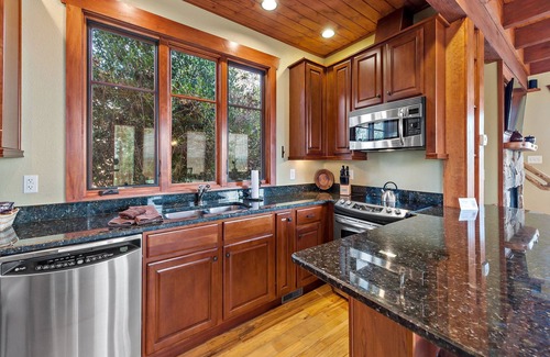 Nebo Cabin | Hully Gully | Luxury Cabin with Hot Tub, Year-round Views & Access to Lake James!