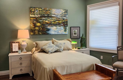 Red Bluff Hotel | Hummingbird House