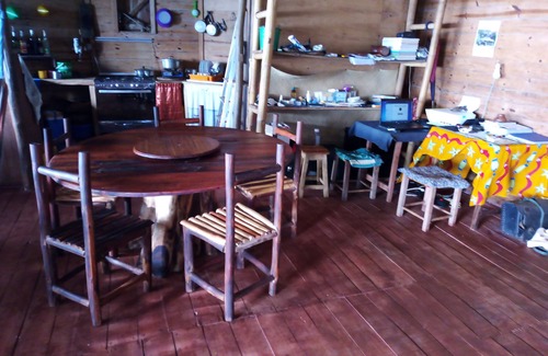 Nosy Tanihely Cabin | HUT GITE TI CASE PIED DANS L'EAU PRESQU'ILE AMBATO FACE NOSY BÉ ET NOSY KOMBA